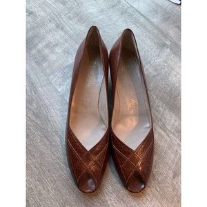 Vintage Bruno Magli Made in Italy Brown Leather Classic Peep Toe Pumps 9AAA $168